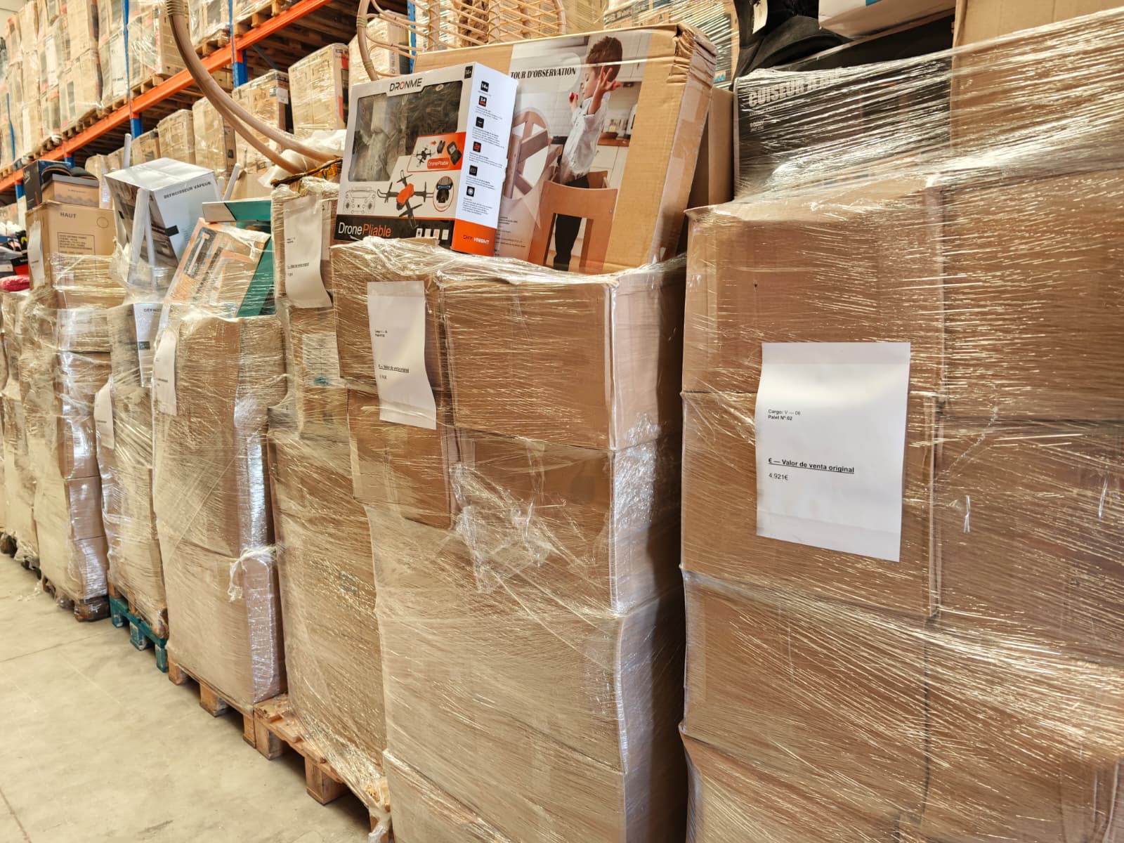 Palets de producto nuevo listos para distribución